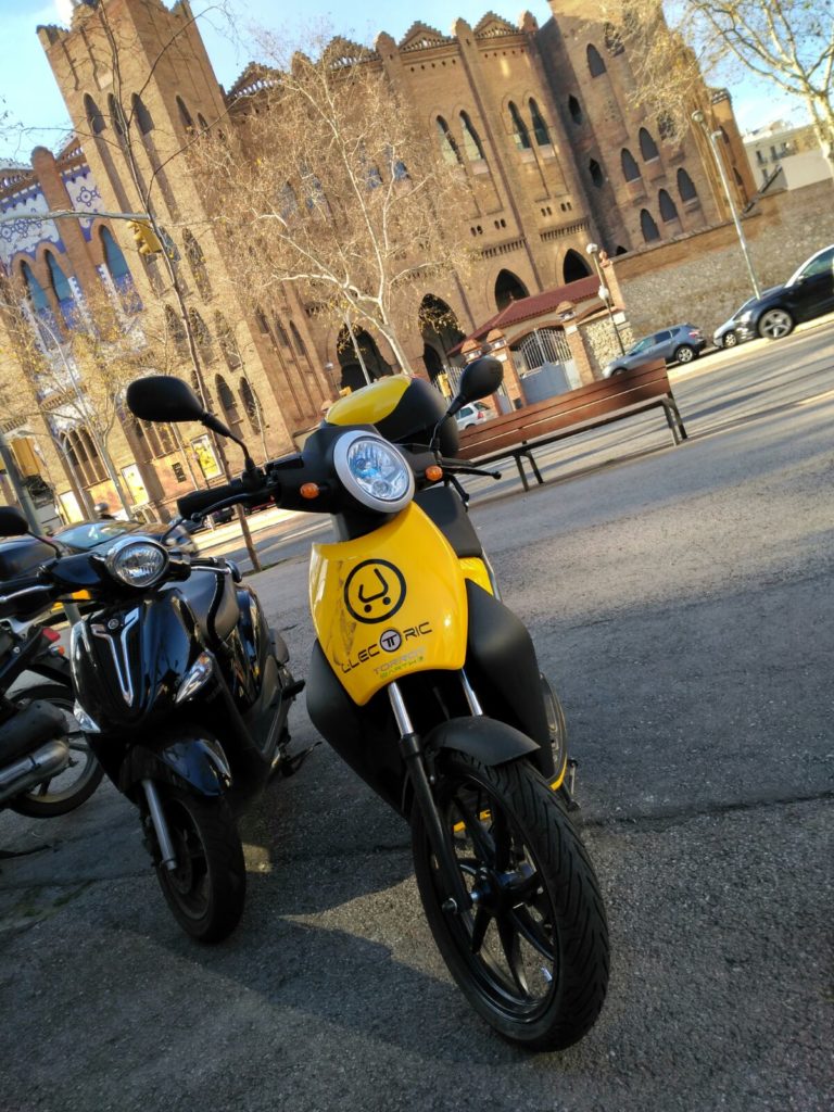 scooter muving estacionada en barcelona