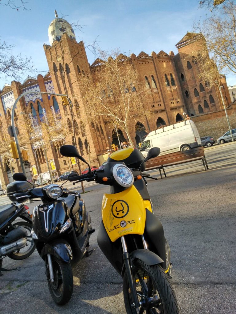 scooter muving estacionada en monumental